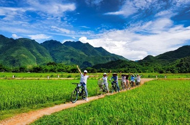 happy traveller vietnam